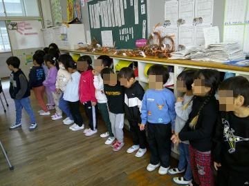 教室の後方から授業を見学している様子