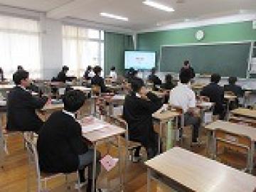 教室に集まり学習記録係の代表の話を聞く生徒たちの様子