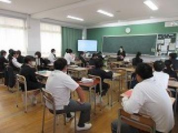 教室に集まり食事保健係の代表の話を聞く生徒たちの様子