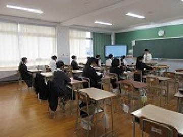 教室に集まり班長係の代表の話を聞く生徒たち様子