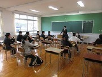 教室に集まり生活係の代表の話を聞く生徒たちの様子