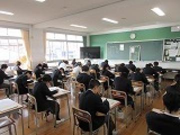 教室で集中して問題に取り組む生徒たちの様子