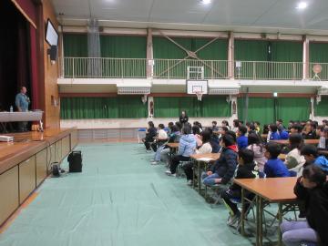 6年生が講師の植松さんのお話しに集中している様子