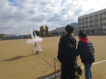 ロケットを打ち上げている様子