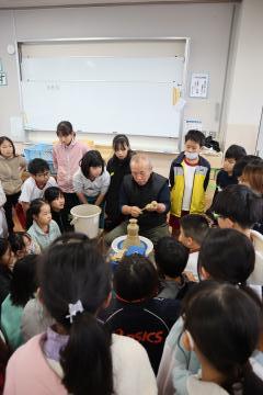 大上さんが器を作られています