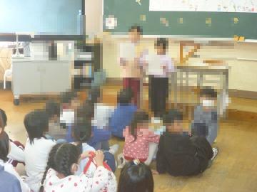 おもちゃランドの司会をする児童の様子