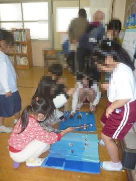 まつぼっくり釣りで遊ぶ児童の様子