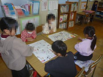 どんぐりすごろくで遊ぶ児童の様子