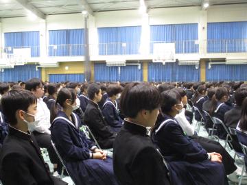 生徒が真剣に講演を聴く様子