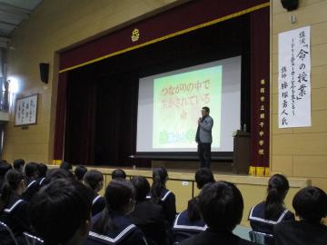 腰塚さんが講演する様子