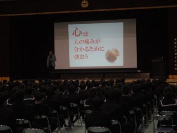 スクリーンに映るメッセージの様子