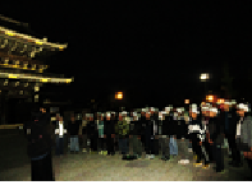 東本願寺の前で歌う写真