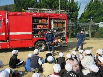 消防車の前で話を聞く3年生の写真