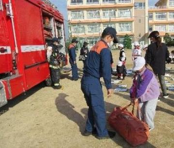 重い荷物を持ち上げる写真