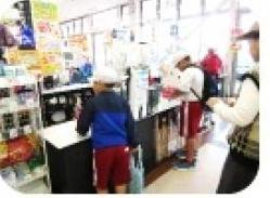 レジで精算する写真