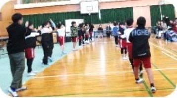 児童が歌う様子