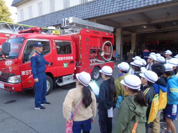 3年生の児童が、消防車の説明を聞く様子