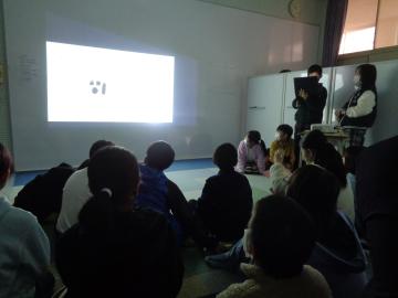 5年生の児童がプレゼンをしている様子