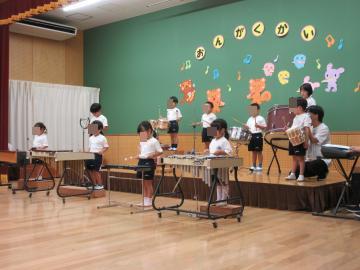 4歳児が楽器を使って合奏をしている。