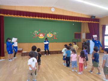 中学生のお姉さんが幼稚園児に〇×クイズをしている