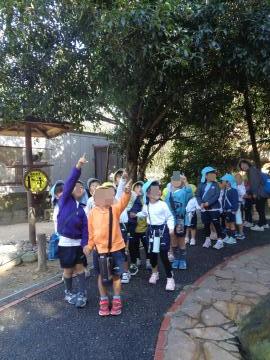 鳥を見付けて木の上に向かって指をさしている