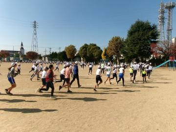 全校生がかけ足をしている