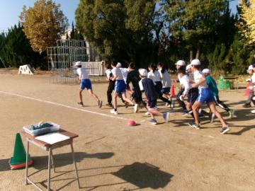 6年生がかけ足チャレンジ記録会をしている