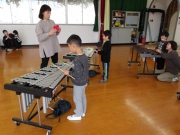 幼児が鉄琴に挑戦する姿