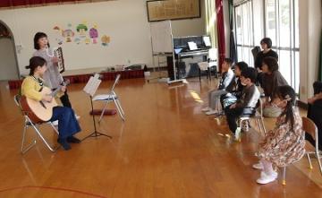 先生の演奏を幼児が聞く姿