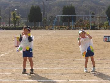 幼児がダンスをする様子