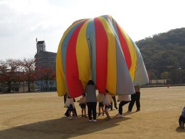 お家の方と一緒にパラバルーンをする様子