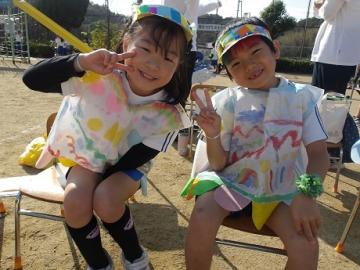 幼児が園児席でポーズをとる姿