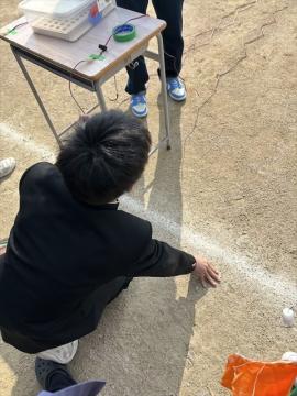 クラウチングスタートの構えをしている生徒の様子