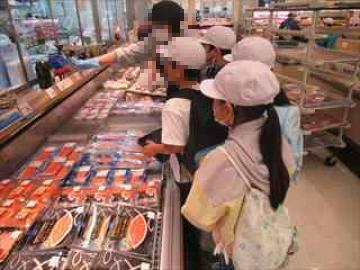 商品について質問する様子