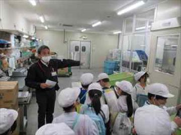 バックルームを案内してもらう様子