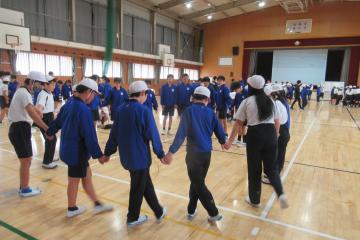 体育館内には6年生がダンスの見本を示している様子