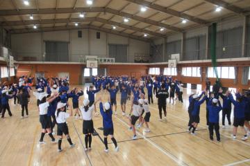 体育館内には6年生と8年生でフォークダンスを踊っている様子