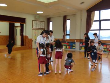 坊勢幼稚園で園児と遊んでいる様子です
