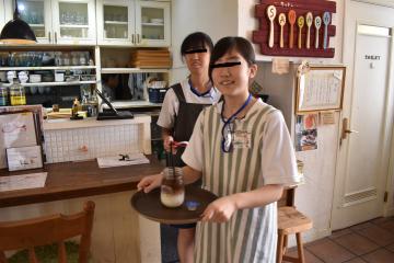 洋風食堂サンサーラで配膳の様子です