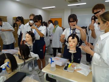 姫路理美容専門学校でパーマ実習の様子です