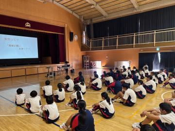 体育館で講演を聞いている様子です