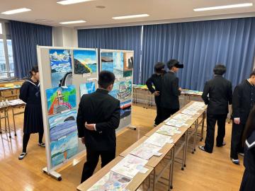 美術の展示を鑑賞して回る生徒たちのようす