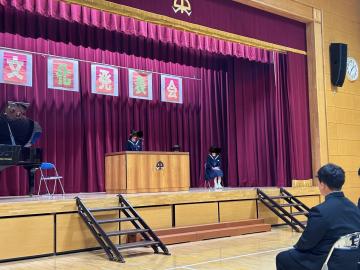 各学年の代表が体育館舞台に立って弁論をする様子