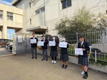 校門の前で生徒がフランス語であいさつ運動をする様子