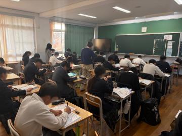 生徒が放課後も教室内で自主学習する様子