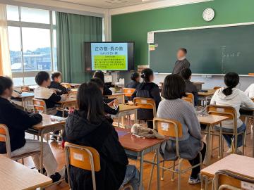 小学生が教室内で中学校の授業を体験する様子
