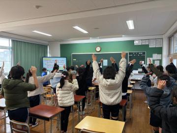 教室内で中学校の授業を体験中、積極的な小学生の様子