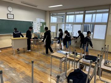 2年2組の生徒が掃除をしているようす