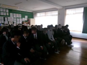 教室で生徒が椅子に座り、ストーリーテリングが始まるのを待っています。