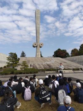 平和公園の説明を受けている写真